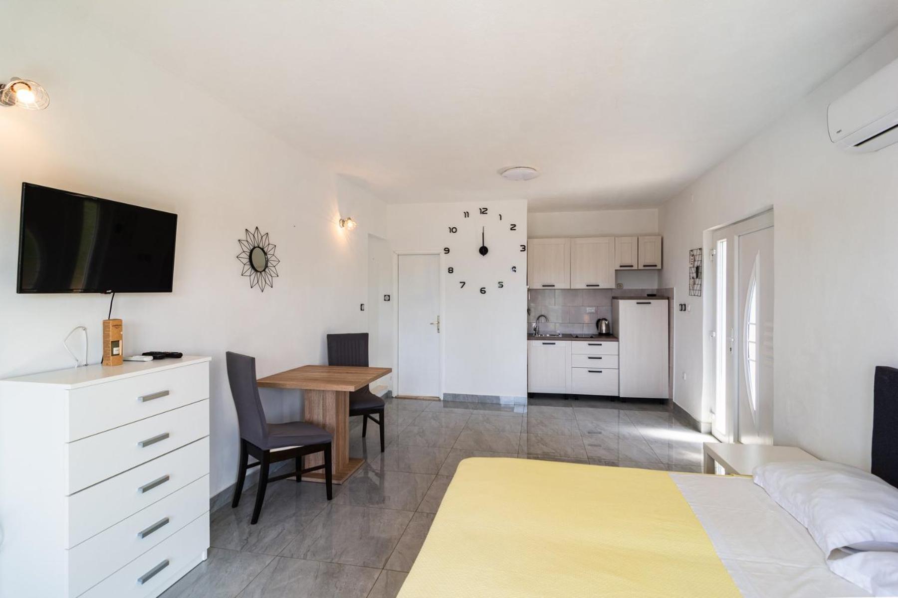 Sea-Views Brazza Apartments With Private Pool Milna  Exterior photo